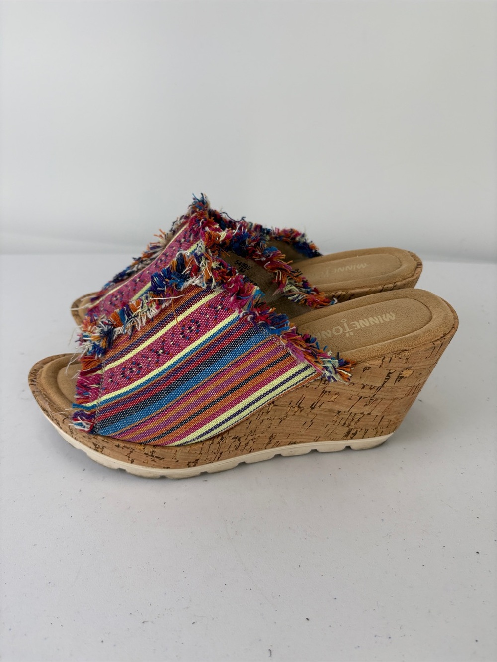 🐨 Minnetonka Multicolor striped fabric Fringe Cork Wedge Slides